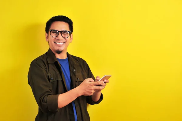 Portret Van Vrolijke Glimlachende Aziatische Man Met Behulp Van Smartphone — Stockfoto