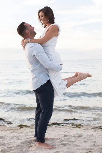 Romantic Loving Couple Posing Ocean Beach — 图库照片