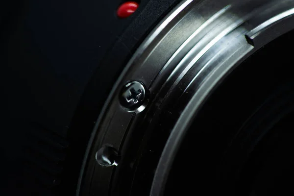 红光点 银光扩展圈和自动对焦按钮暗背景下镜头与投影机的宏特写照片 — 图库照片