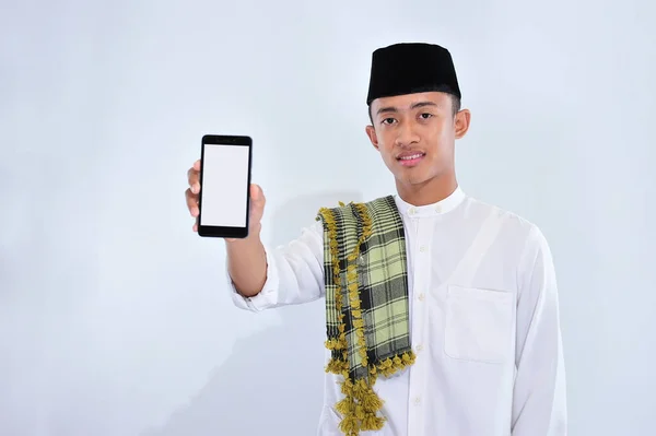 Retrato Jovem Homem Muçulmano Sorridente Apontando Para Telefone Celular Tela — Fotografia de Stock