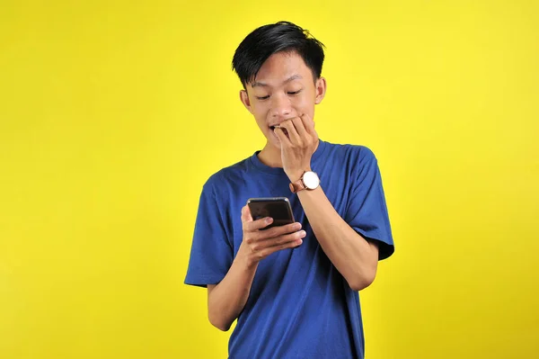 Shocked Cara Hombre Asiático Camisa Blanca Mirando Pantalla Del Teléfono — Foto de Stock