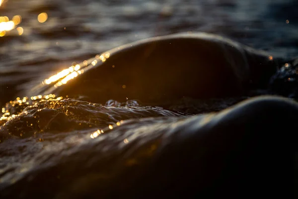 Foto Primo Piano Delle Onde Del Mare Che Frenano Una — Foto Stock