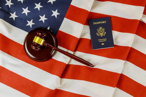 Pasaportes Estadounidenses Con Mazo Juez Madera Bandera Estadounidense Sobre Inmigración —  Fotos de Stock