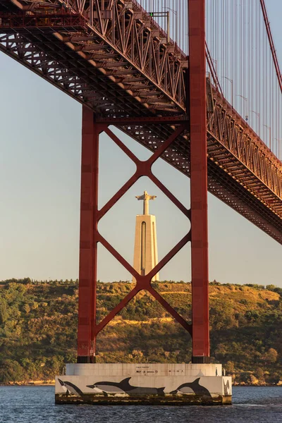 日落时分 葡萄牙里斯本市中心 泰若河上25号德阿布里埃尔桥和克里斯蒂雕像的美丽景色 — 图库照片