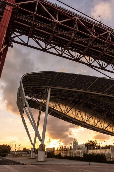 Hermosa Vista Moderno Edificio Cancha Squash Bajo Puente Abril Atardecer — Foto de Stock