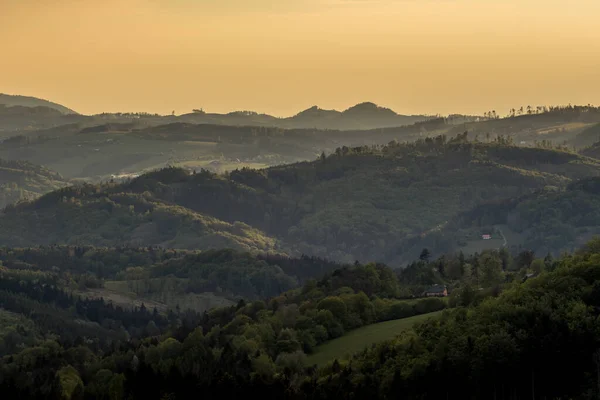 Východ Slunce Nad Horskou Oblastí Pokrytou Mlhově Oranžovými Paprsky Proniká — Stock fotografie