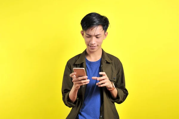 Blij Van Jong Goed Uitziende Aziatische Man Glimlachen Met Behulp — Stockfoto