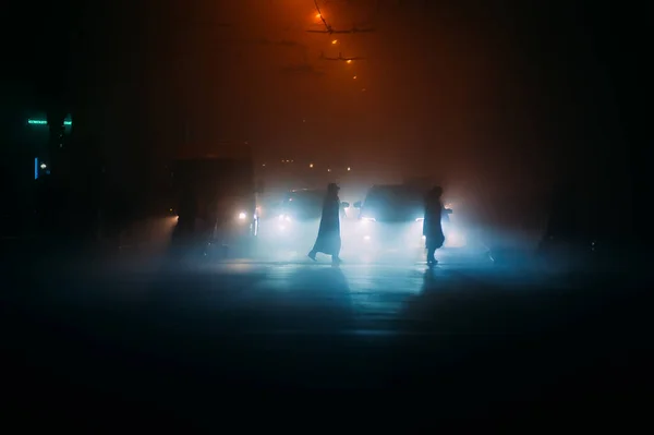 Ομίχλη Στη Νύχτα Της Πόλης Μετά Βροχή Προβολείς Αυτοκινήτων Πολτάβα — Φωτογραφία Αρχείου