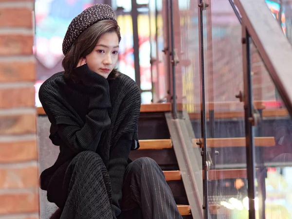 ファッション中国人女性で黒見てカメラ — ストック写真