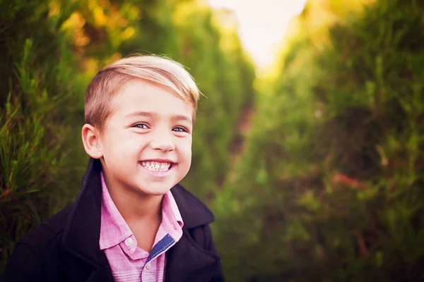 Αγόρι Χαμογελάει Φορώντας Ένα Παλτό Ένα Χριστουγεννιάτικο Δέντρο — Φωτογραφία Αρχείου