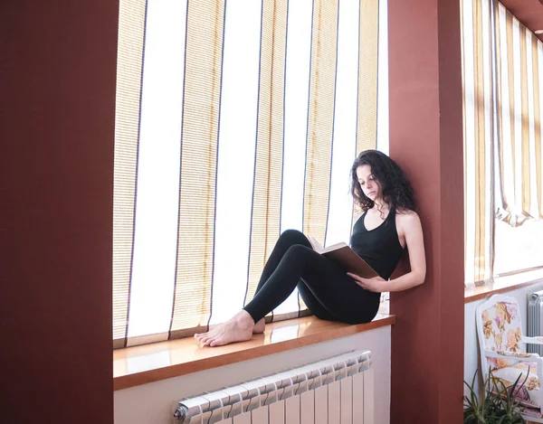 Young Girl Reading Book Windowsill — Stock Photo, Image