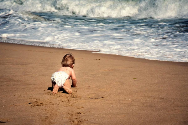 Kojenec Plazí Písku Vlně Oceánu Dítě Plazí Všech Čtyřech Tropické — Stock fotografie