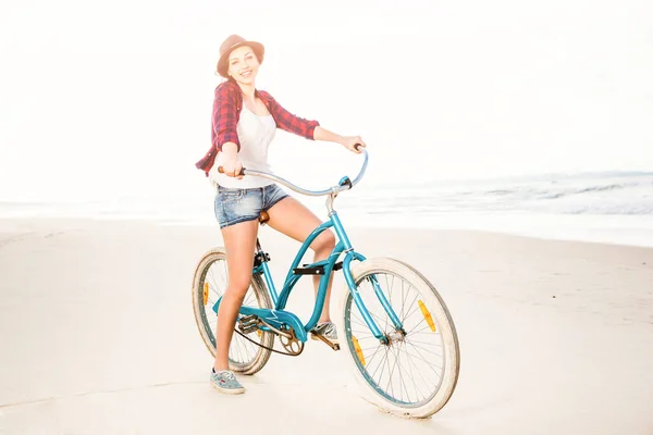 Uma Jovem Mulher Atraente Andando Bicicleta Praia — Fotografia de Stock