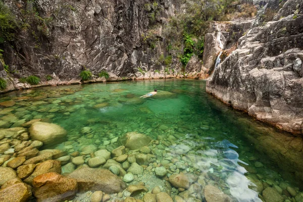 Hermosa Vista Agua Cristalina Piscina Verde Río Parque Nacional Peneda — Foto de Stock
