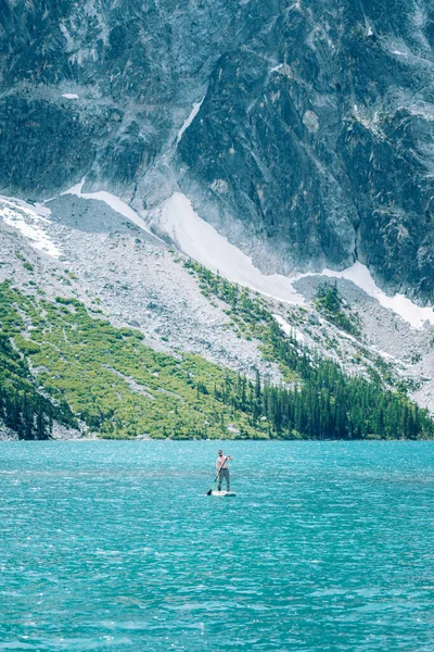 Hombre Paddle Boarding Lago Alpino Verde Montaña Granito Parte Posterior — Foto de Stock