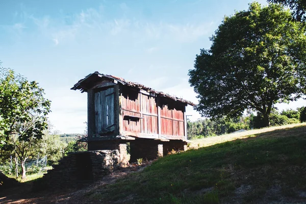 村里被遗弃的旧房子 — 图库照片