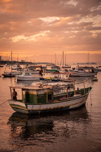 Bella Vista Pescatore Barca Con Luce Del Tramonto Rosa Arancione — Foto Stock