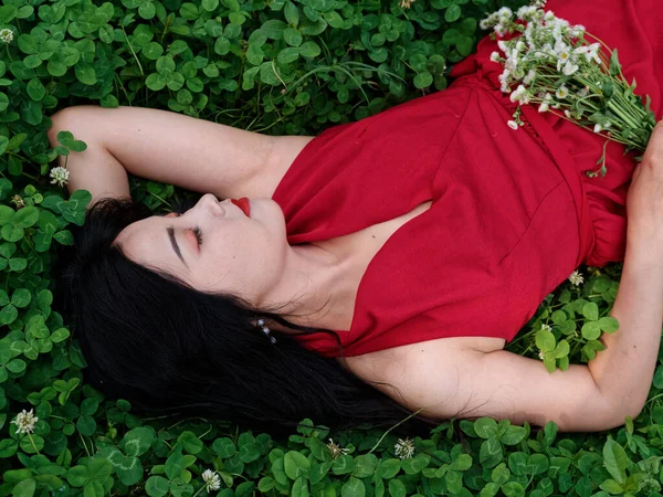 Beautiful Chinese Woman Red Dress Relaxing Summer Forest — Foto Stock
