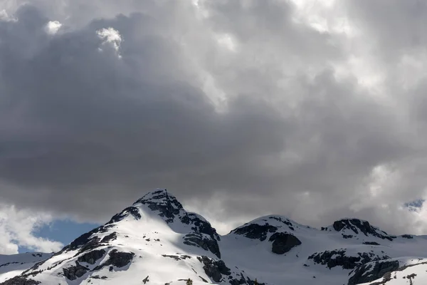 Pic Montagne Enneigée Situé Contre Ciel Gris Couvert Hiver Colombie — Photo