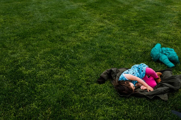 Menina Deitada Uma Grama Verde — Fotografia de Stock