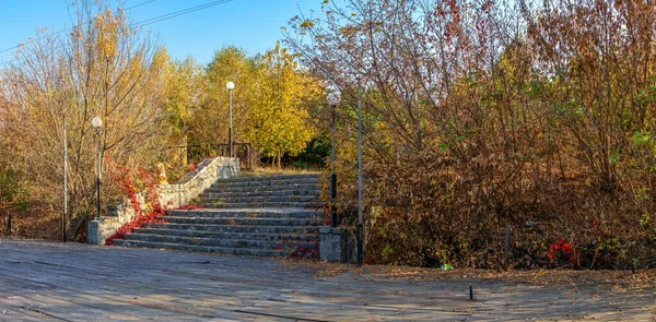Régi Lépcsőház Parkban Közel Tóhoz Egy Napos Őszi Estén Falu — Stock Fotó