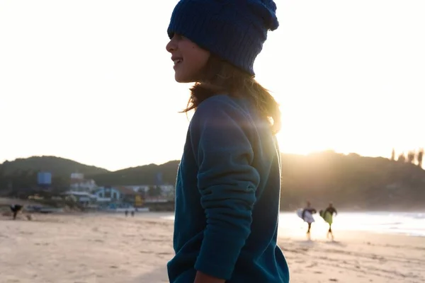 Молода Жінка Рюкзаком Пляжі — стокове фото