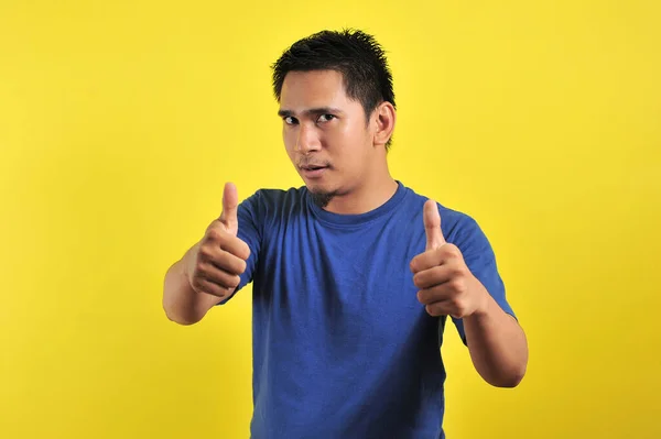 Boldog Fiatal Ázsiai Férfi Amely Két Hüvelykujját Fel Elszigetelt Világos — Stock Fotó