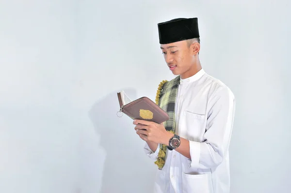 Retrato Belo Jovem Muçulmano Gosta Ler Tilawat Quran Alcorão Sagrado — Fotografia de Stock