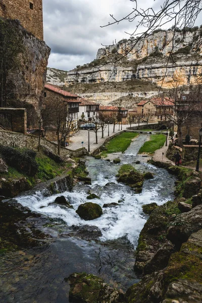 Cachoeira Nas Ruas Aldeia Orbaneja Del Castillo Burgos Espanha — Fotografia de Stock