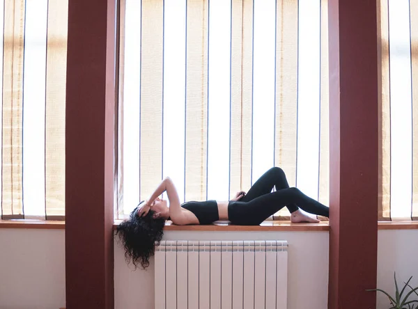 Kız Pencere Eşiğinde Yatarken Müzik Dinliyor — Stok fotoğraf