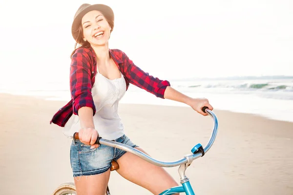 Atrakcyjna Młoda Kobieta Jeżdżąca Rowerze Plaży — Zdjęcie stockowe