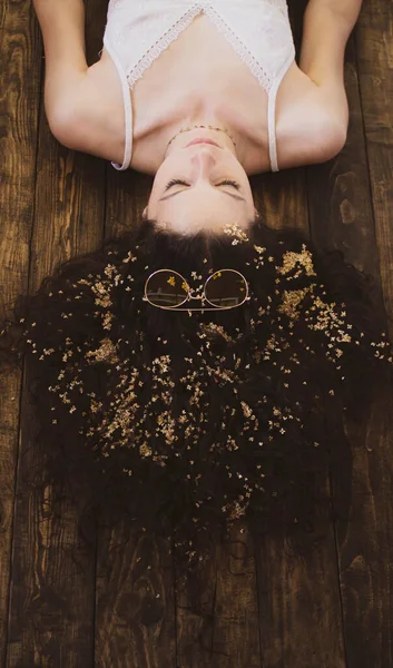 Portret Jonge Vrouw Liggend Hout Met Veel Bloemen Haar Haar — Stockfoto