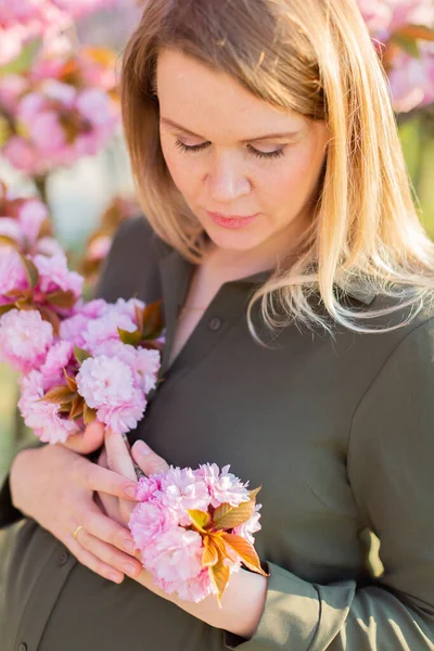 Freckled Blonde Pregnant Woman Park Spring Sakura Trees Shallow Depth — Stock Fotó