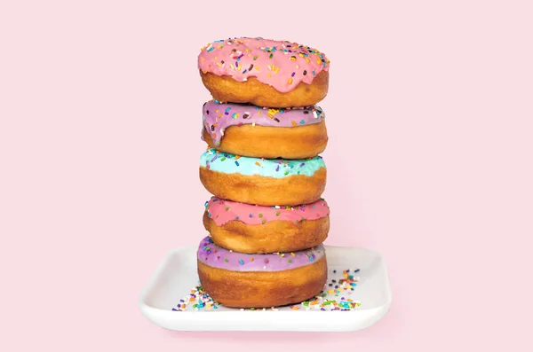 Вкусные Пончики Розовой Глазурью Цветном Фоне — стоковое фото