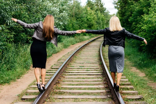 Girls Rail Holding Hands Summer — Stock Photo, Image
