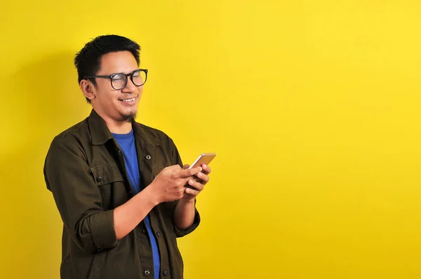 Portret Van Vrolijke Glimlachende Aziatische Man Met Behulp Van Smartphone — Stockfoto