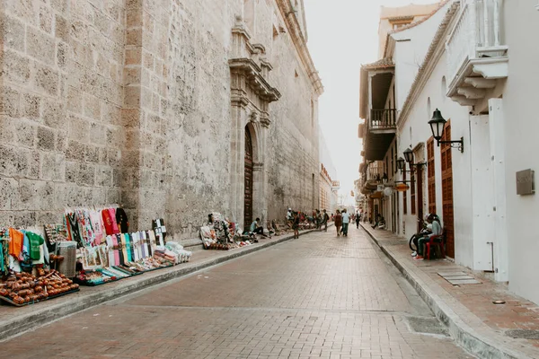 Cartagena Nın Duvarlı Şehrinin Yerel Sokaklarını Keşfeden Gezginler — Stok fotoğraf