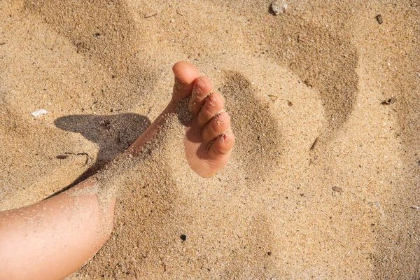 Voet Het Zand Menselijke Blote Voeten Van Kinderen Begraven Kustfotografie — Stockfoto