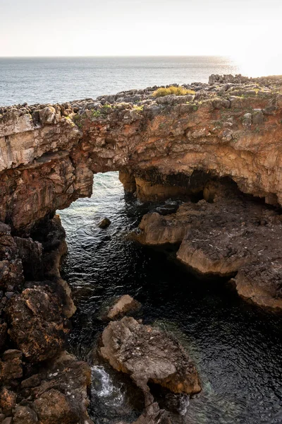 ポルトガルリスボン近くのカスカイスの海の岩の崖への美しい景色 — ストック写真