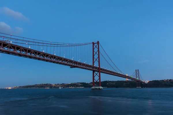 ポルトガルのリスボン中心部にあるTejo川にかかる25 Abril Bridgeへの美しい景色 — ストック写真