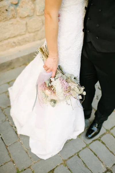 Bride Groom Holding Bouquet White Roses — Stock Photo, Image