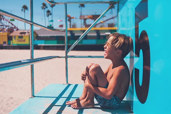 Хлопчик Позує Грає Пляжі — стокове фото