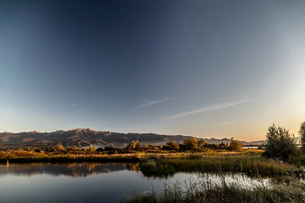 Sunset Lake Blue Sky Trees Mountains — Stockfoto