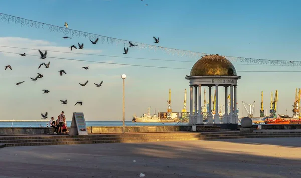 Berdyansk, Ukraine 07.23.2020. Alcove on the embankment of the Sea of Azov in Berdyansk, Ukraine, in an early summer morning — Stock Image Berdyansk Ukraine 2020 Alcove Embankment Sea Azov Berdyansk Ukraine Early Royalty Free Stock Photos