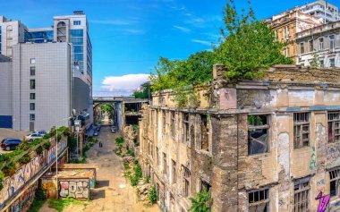 Odessa, Ukrayna 06.23.2020. Terk edilmiş Devolanovsky kalıntıları güneşli bir yaz gününde Odessa, Ukrayna 'nın tarihi merkezine iniyor.