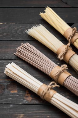 Çeşitli glütensiz karabuğday, yumurta ve pirinç eriştesi.