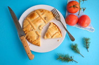 Empanada de Tuna balığı, geleneksel ton balığıyla dolu. Tipik Galiçya, İspanya, mavi arka plan.