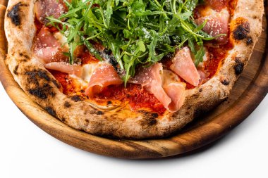 Domatesli İtalyan fırını pizza, roka ve parzma jambonu.