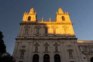 Eski tarihi Sao Vicente de Fora Kilisesi ve Lizbon şehir merkezindeki şehir binaları için güzel bir manzara.