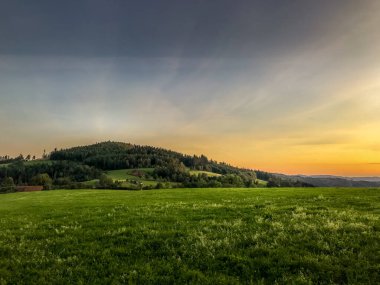 Tepenin çok renkli gökyüzü Velka Lhota Beskydy alan gökyüzü ve bulutlar gün batımında etrafındaki küçük tepeler ve dağları çevreleyen doğa alanını çevreleyen birçok renkle oynarlar..